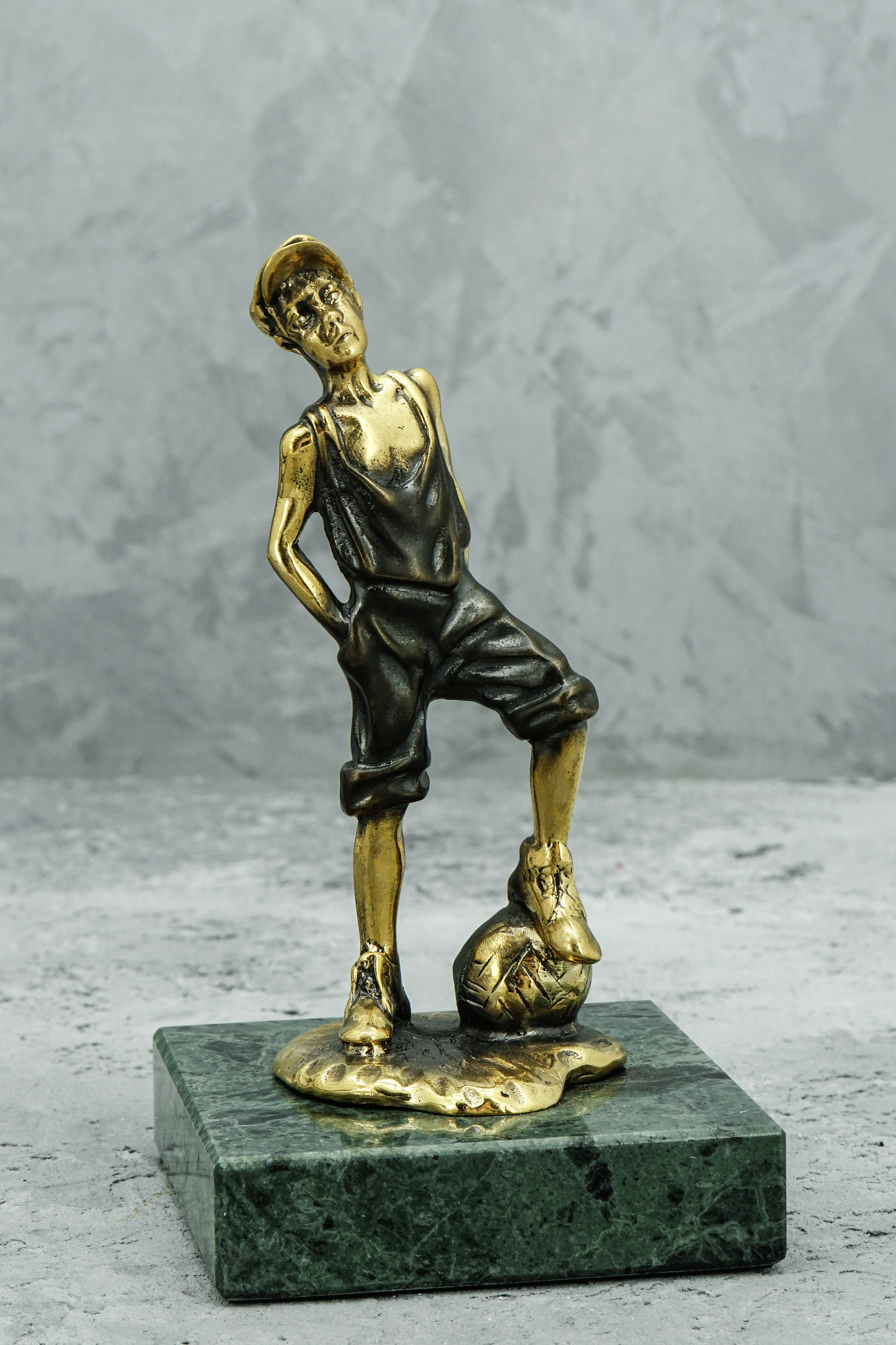Скульптура из бронзы «Футболист»