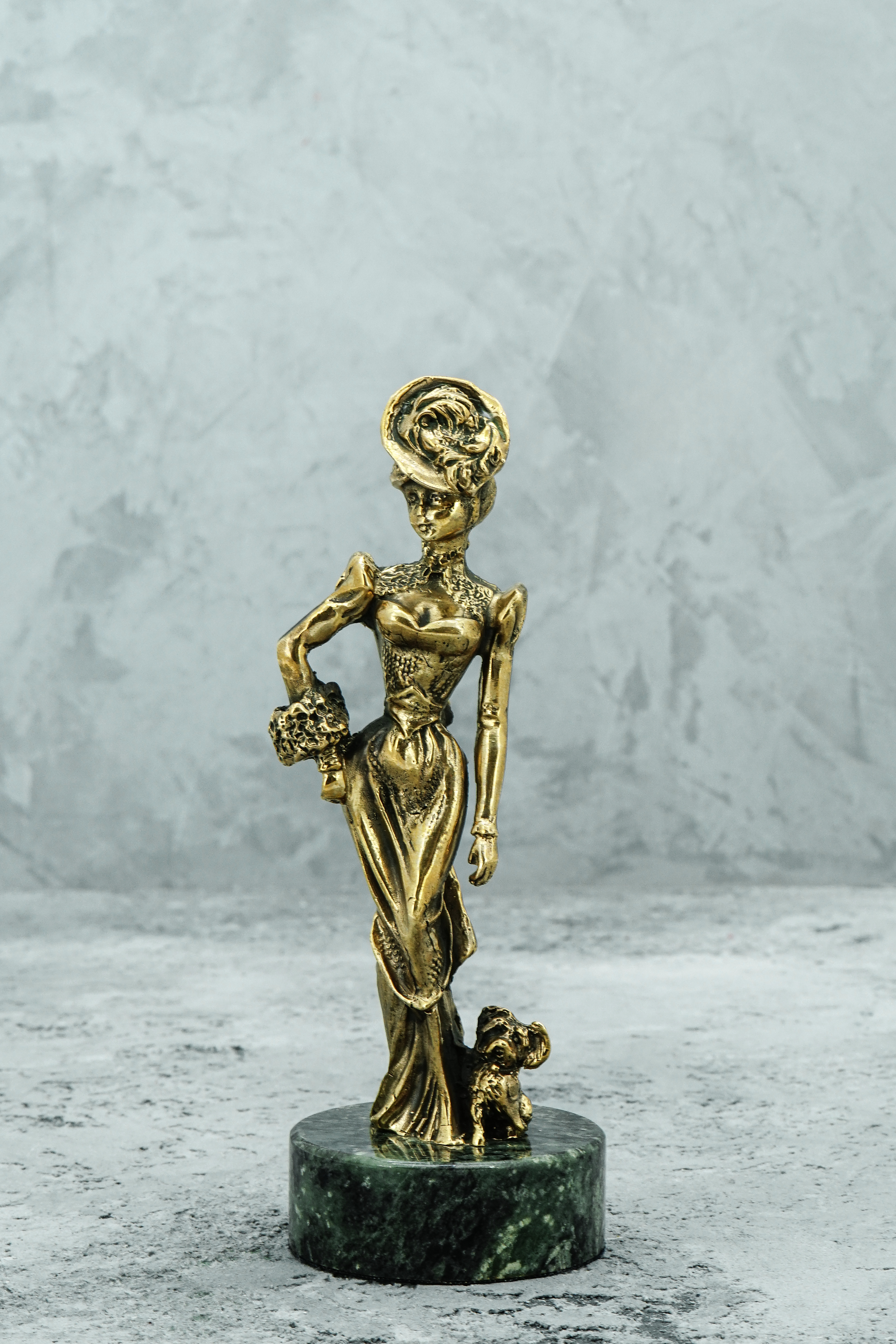 Скульптура из бронзы «Дама с собачкой»