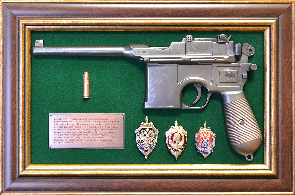 Подарочное панно с пистолетом «Маузер»