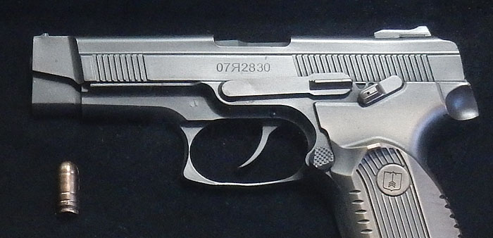 Подарочное панно с пистолетом Ярыгина (ПЯ) и знаками ФСБ
