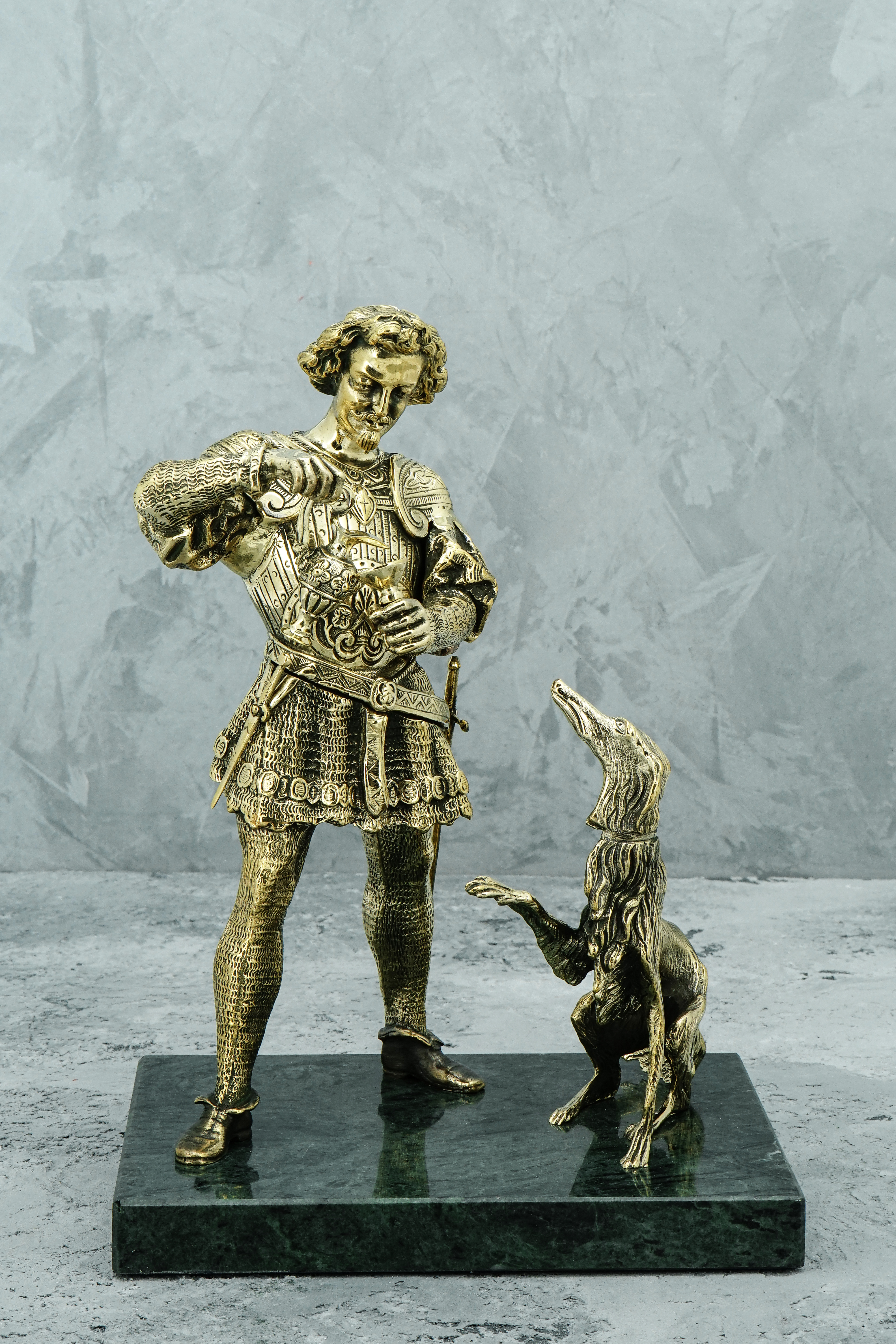 Скульптура из бронзы «Рыцарь с борзой»