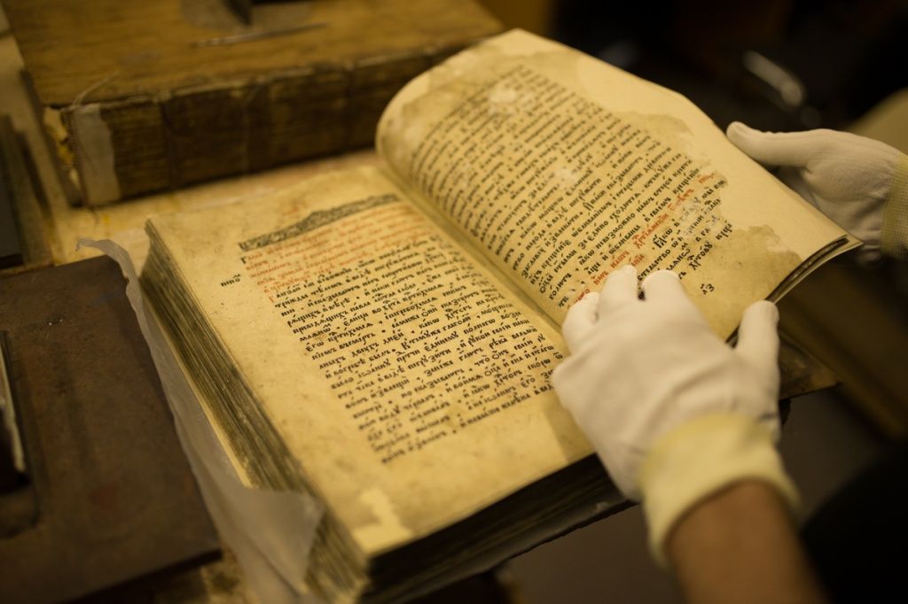 Как реставрируют старинные книги