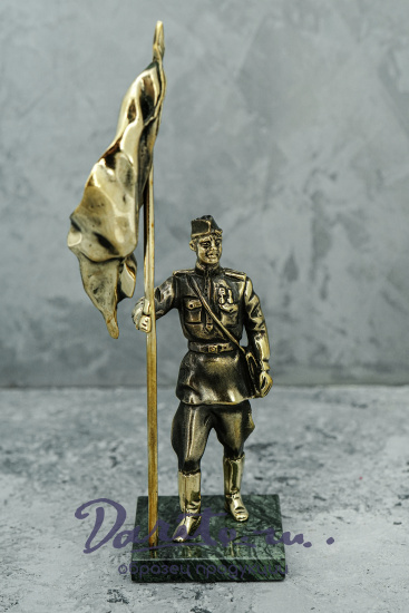 Скульптура из бронзы «Солдат со знаменем»