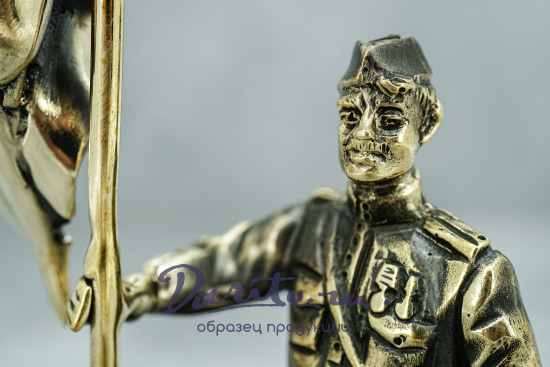 Скульптура из бронзы «Солдат со знаменем»